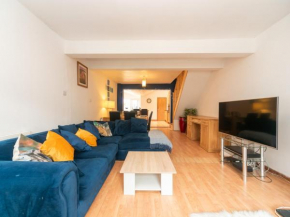 Pass the Keys A Bright Spacious Home With Free Parking, Surbiton